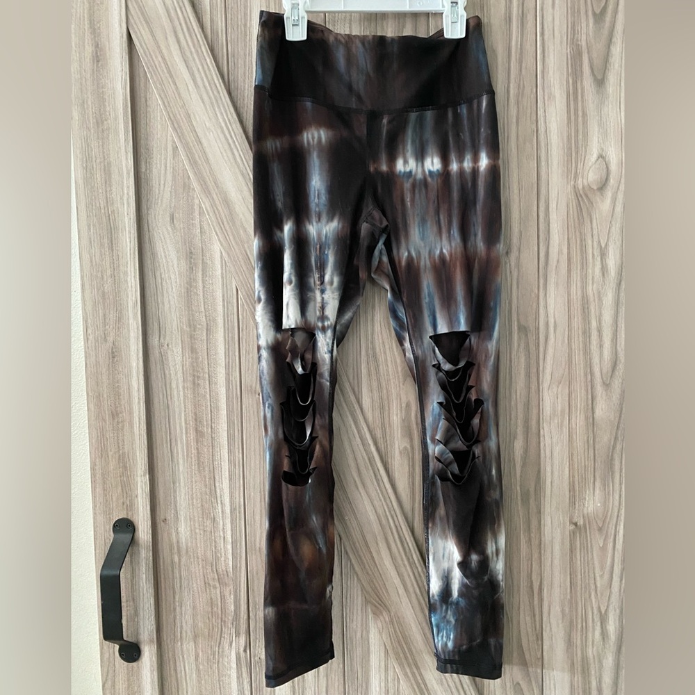 Raemode Sz medium Tie-Dye Leggings with Cut-Out Details
